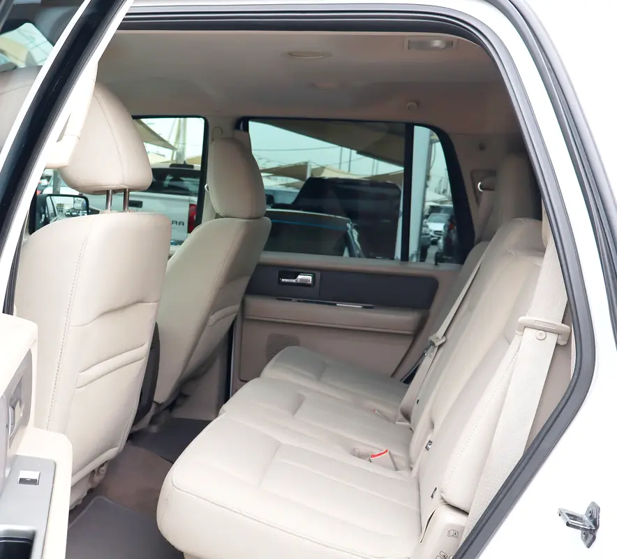 Original Paint . GCC Specs . 5.4L V8 Engine . Excellent Condition - Image 9