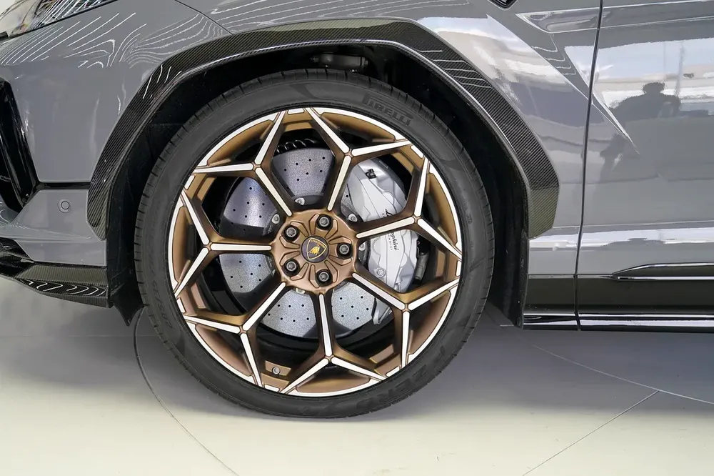 URUS PERFORMANTE | NARDO GREY | AKRAPOVIC EXHAUST | CARBON INTERIOR AND EXTERIOR - Image 6