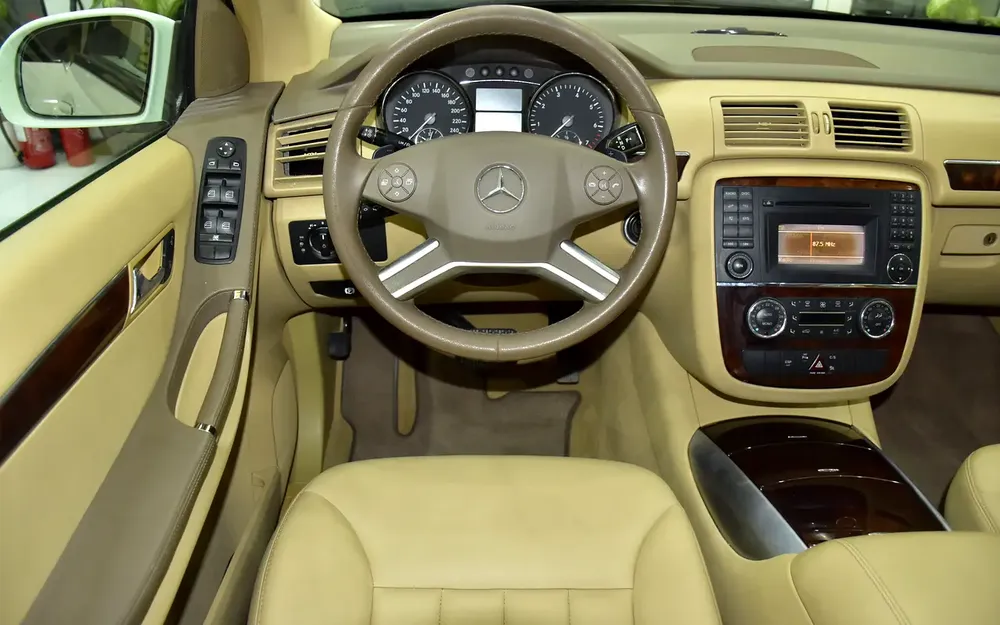 EXCELLENT DEAL for our Mercedes Benz R350 ( 2009 Model ) in White Color GCC Specs - Image 12