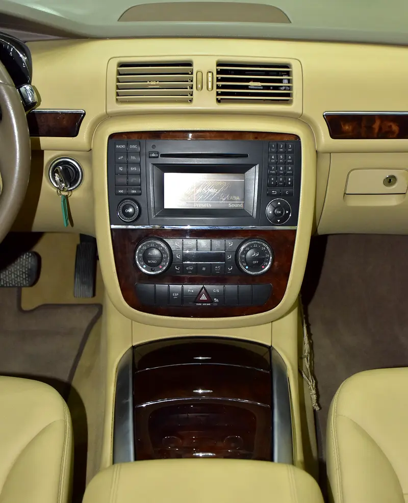 EXCELLENT DEAL for our Mercedes Benz R350 ( 2009 Model ) in White Color GCC Specs - Image 14