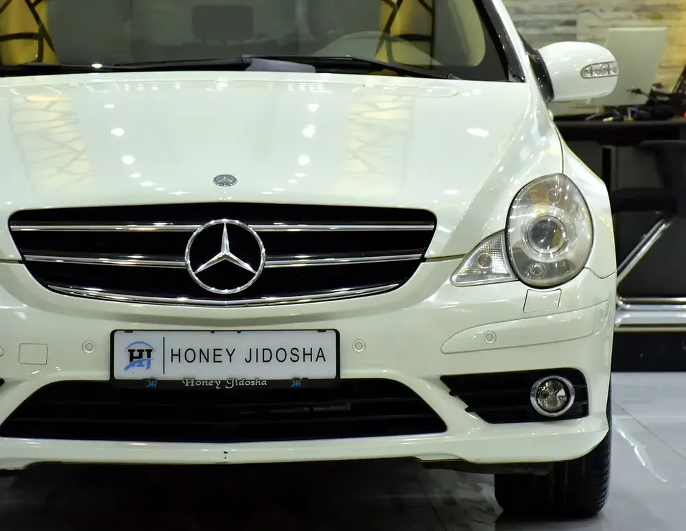 EXCELLENT DEAL for our Mercedes Benz R350 ( 2009 Model ) in White Color GCC Specs - Image 4