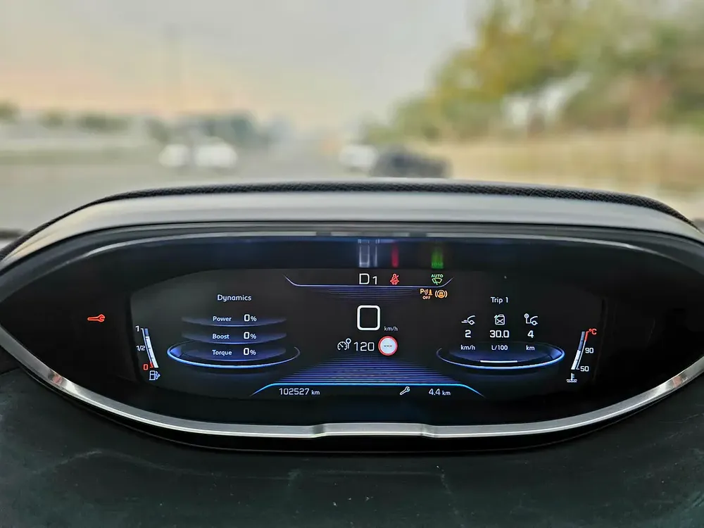 Peugeot 3008 GT line GCC full option no accident 2018 well maintained 2 keys - Image 11