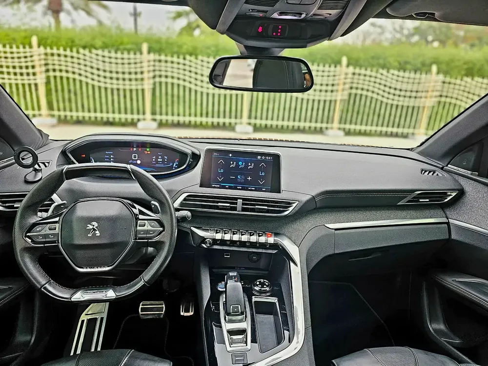 Peugeot 3008 GT line GCC full option no accident 2018 well maintained 2 keys - Image 12