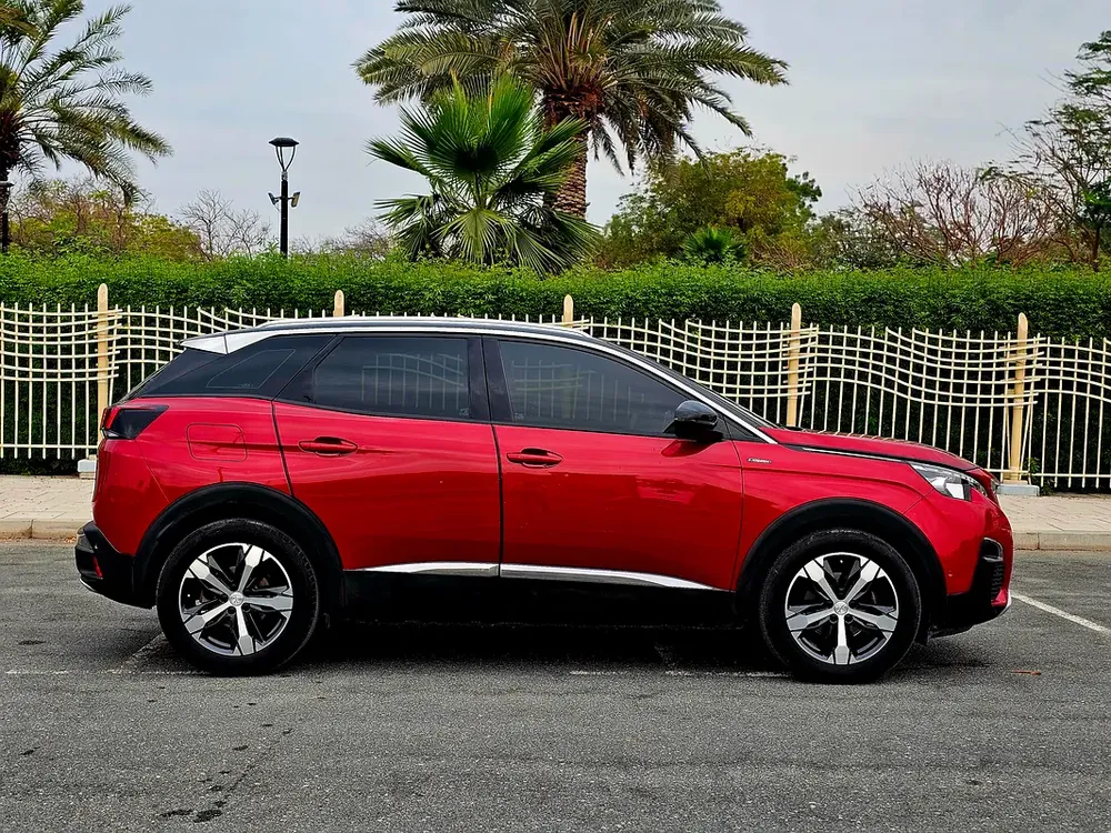 Peugeot 3008 GT line GCC full option no accident 2018 well maintained 2 keys - Image 7
