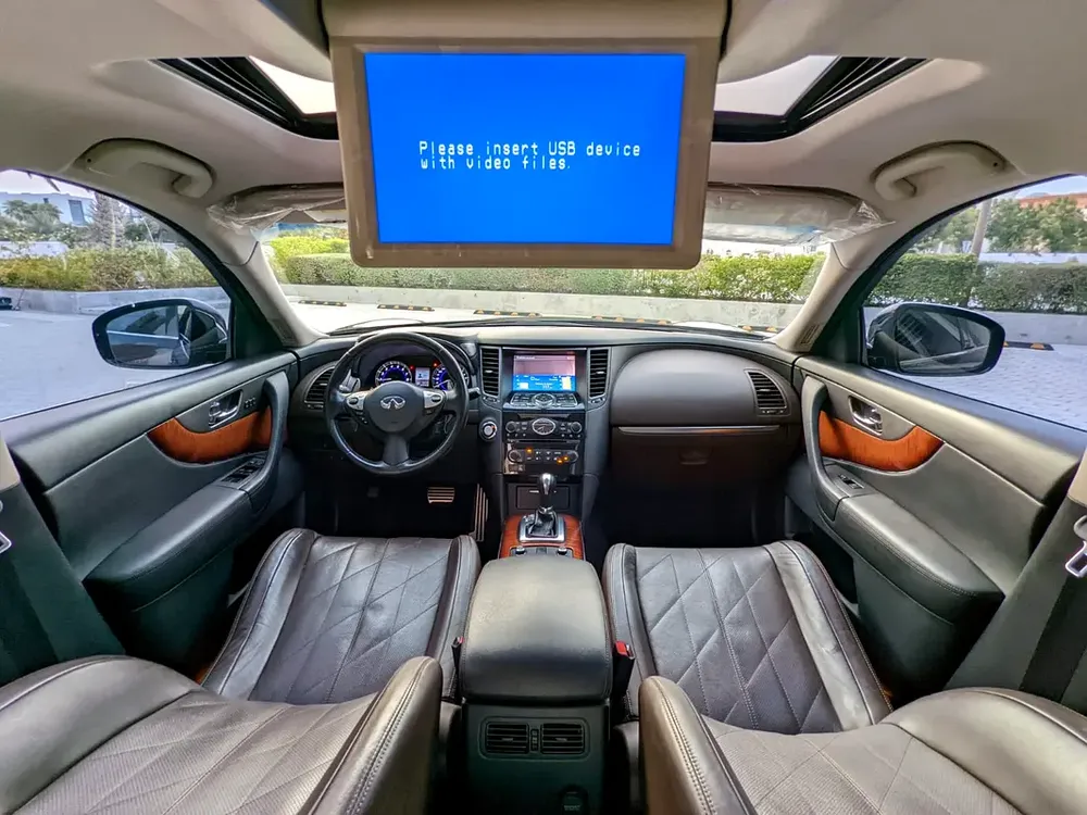 Infiniti QX 70 2017 GCC Full Option TOP With Rear Entertainment Premium Condition With Low KM - Image 11