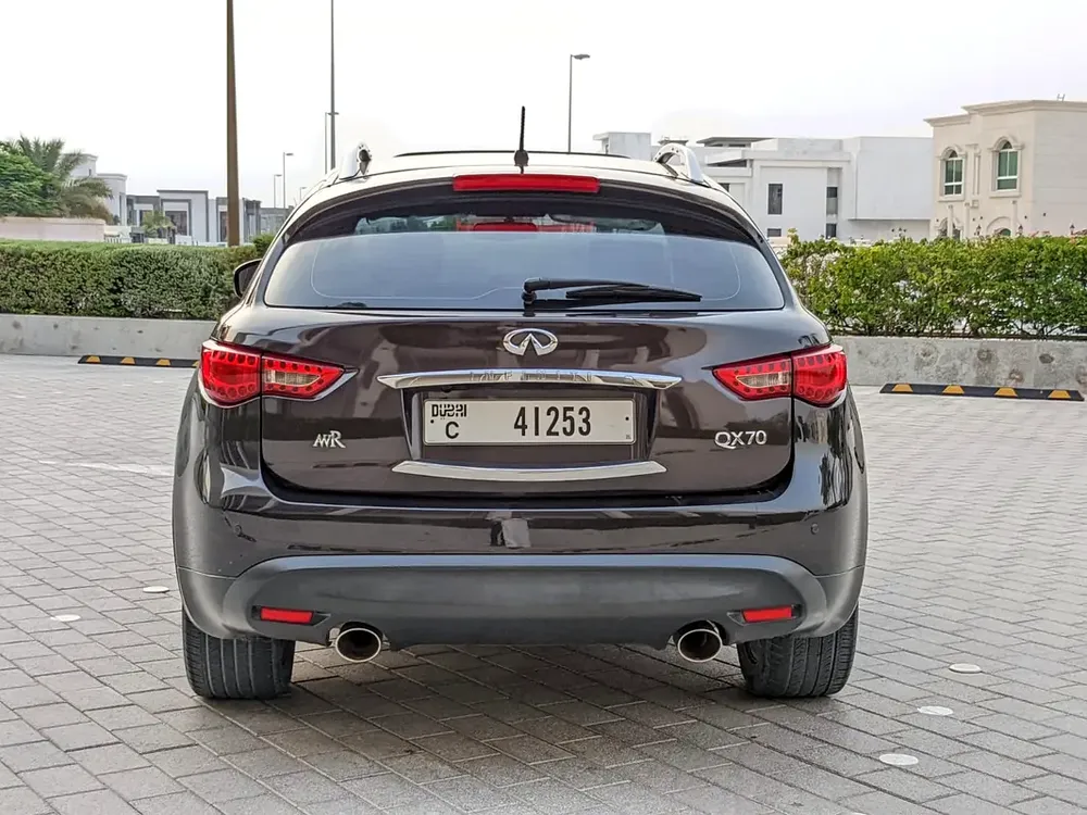 Infiniti QX 70 2017 GCC Full Option TOP With Rear Entertainment Premium Condition With Low KM - Image 17