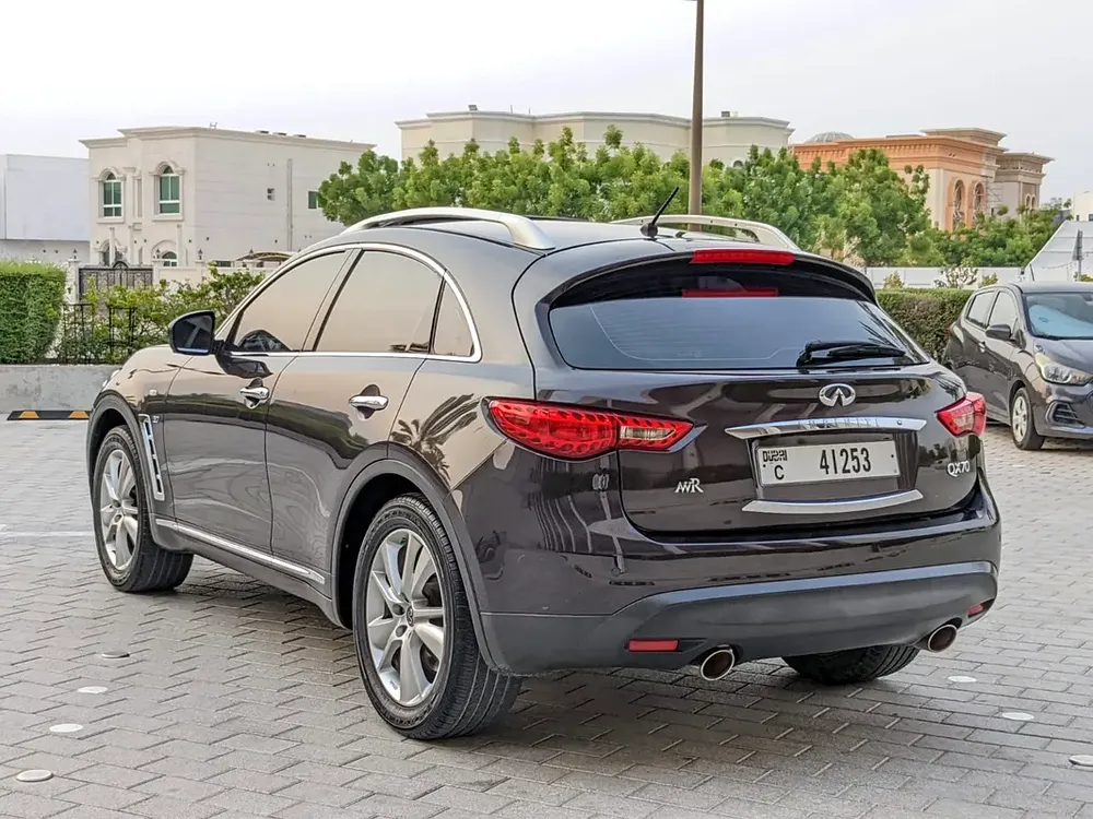 Infiniti QX 70 2017 GCC Full Option TOP With Rear Entertainment Premium Condition With Low KM - Image 18