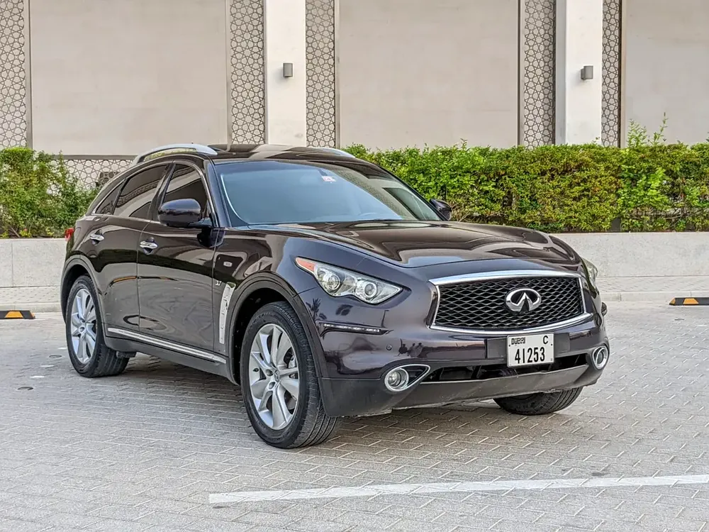 Infiniti QX 70 2017 GCC Full Option TOP With Rear Entertainment Premium Condition With Low KM - Image 5