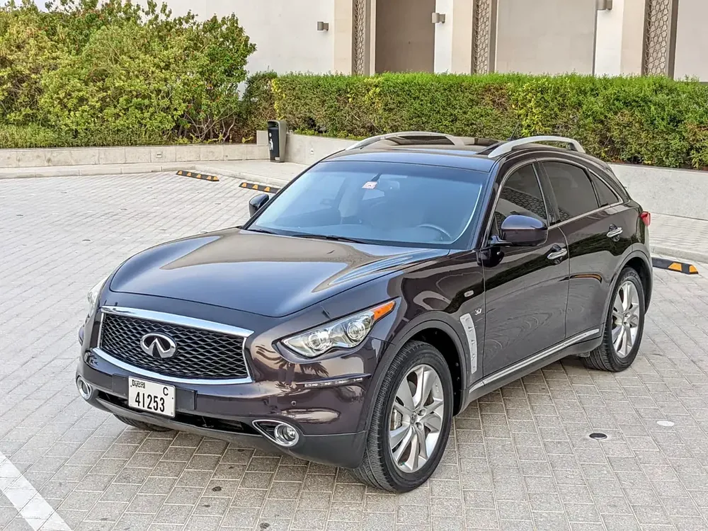 Infiniti QX 70 2017 GCC Full Option TOP With Rear Entertainment Premium Condition With Low KM - Image 6