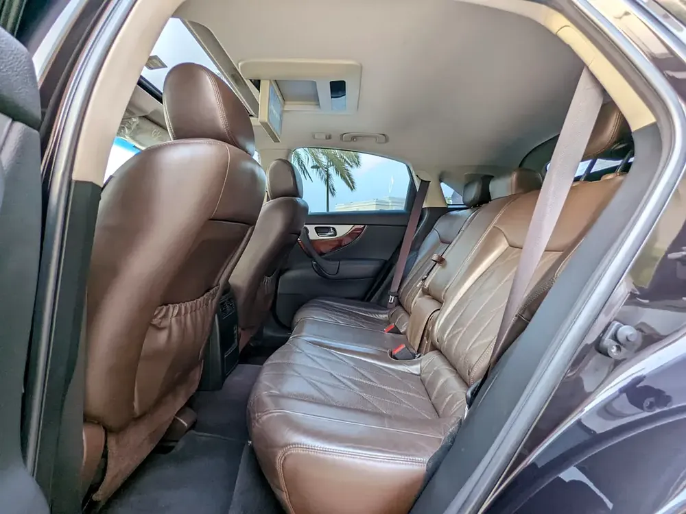 Infiniti QX 70 2017 GCC Full Option TOP With Rear Entertainment Premium Condition With Low KM - Image 9