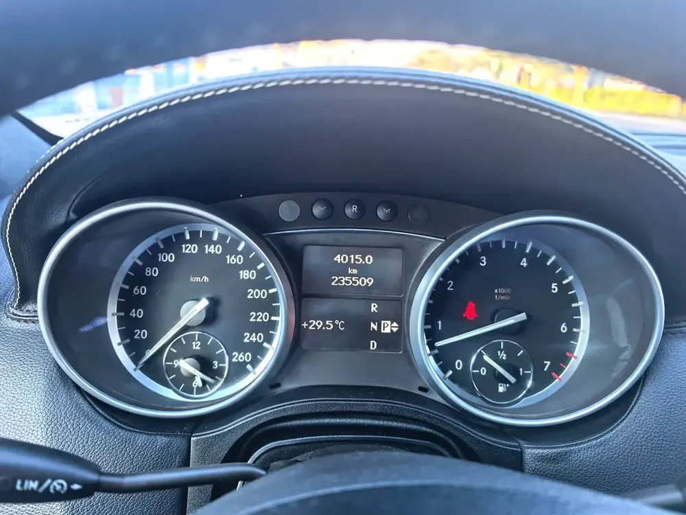 MERCEDES ML 2011...GCC..VERY CLEAN..FIRST OWNER... URGENT SALE - Image 6
