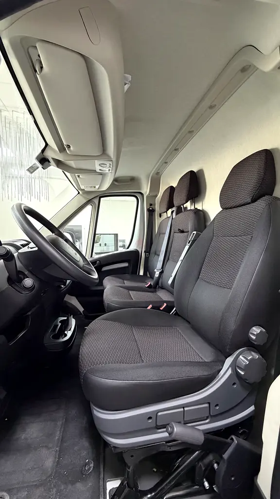 Peugeot Boxer Chiller Van 2024 L2H2 GCC Specs - Almost New - Image 4