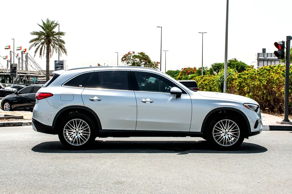 2025 GLC 300 | Clean Title | Clean Carfax | Luxury SUV - Image 5