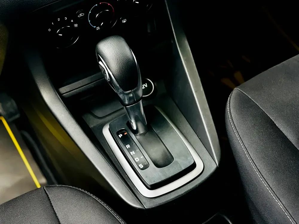 UNLIMITED MILEAGE WARRANTY / HATCHBACK + BLUETOOTH + USB + POWER LOCKS / IN HOUSE FINANCE - Image 12