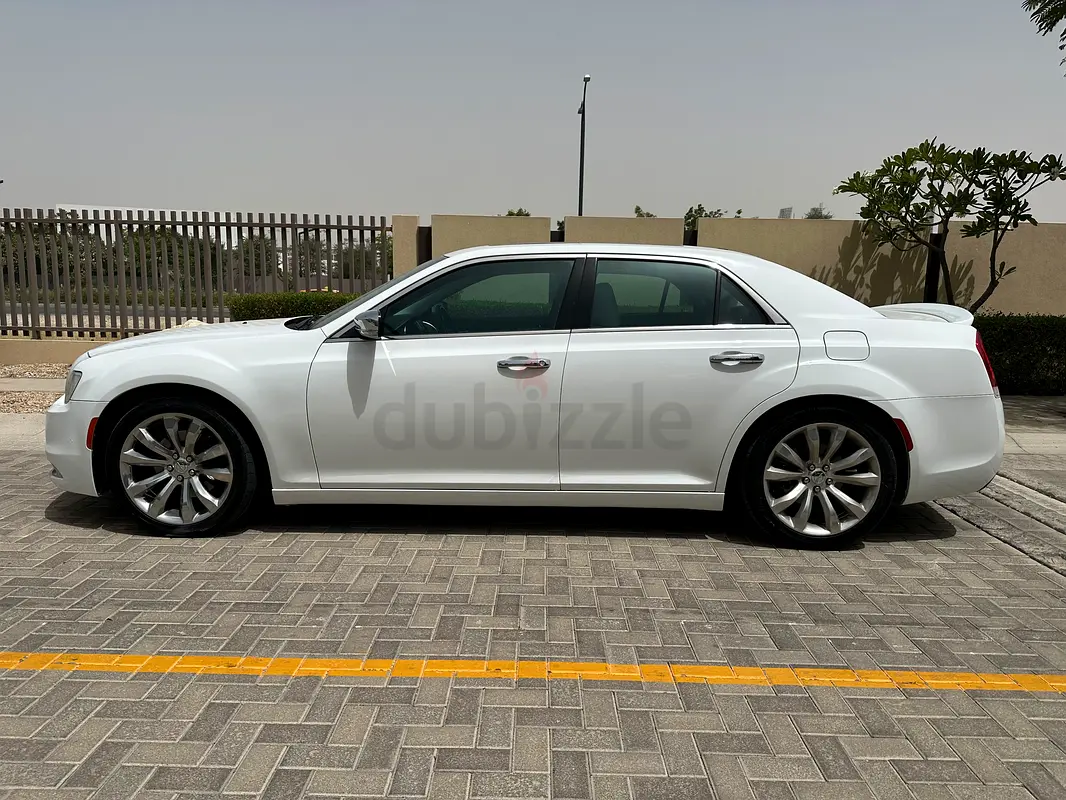 2015 Chrysler 300C 5.7L HEMI V8 engine and smooth 8-speed transmission  GCC specifications
