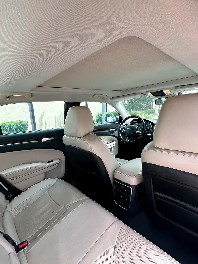 2015 Chrysler 300C 5.7L HEMI V8 engine and smooth 8-speed transmission  GCC specifications - Image 12