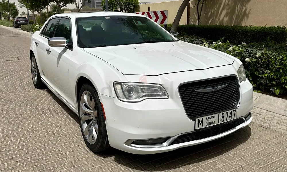 2015 Chrysler 300C 5.7L HEMI V8 engine and smooth 8-speed transmission  GCC specifications - Image 4
