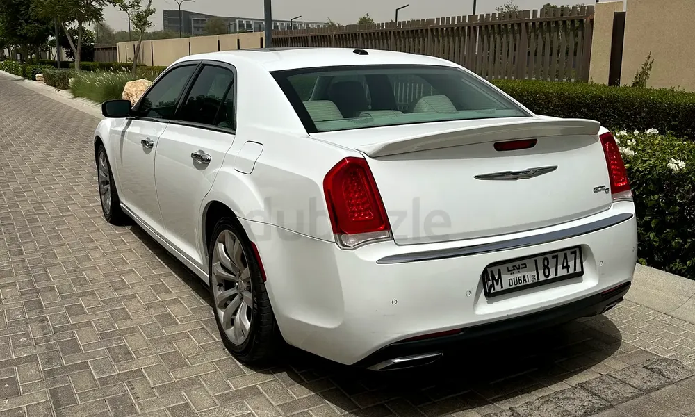 2015 Chrysler 300C 5.7L HEMI V8 engine and smooth 8-speed transmission  GCC specifications - Image 6