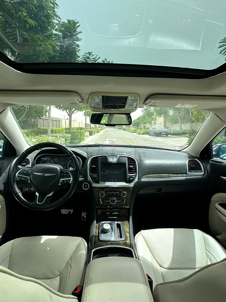 2015 Chrysler 300C 5.7L HEMI V8 engine and smooth 8-speed transmission  GCC specifications - Image 7