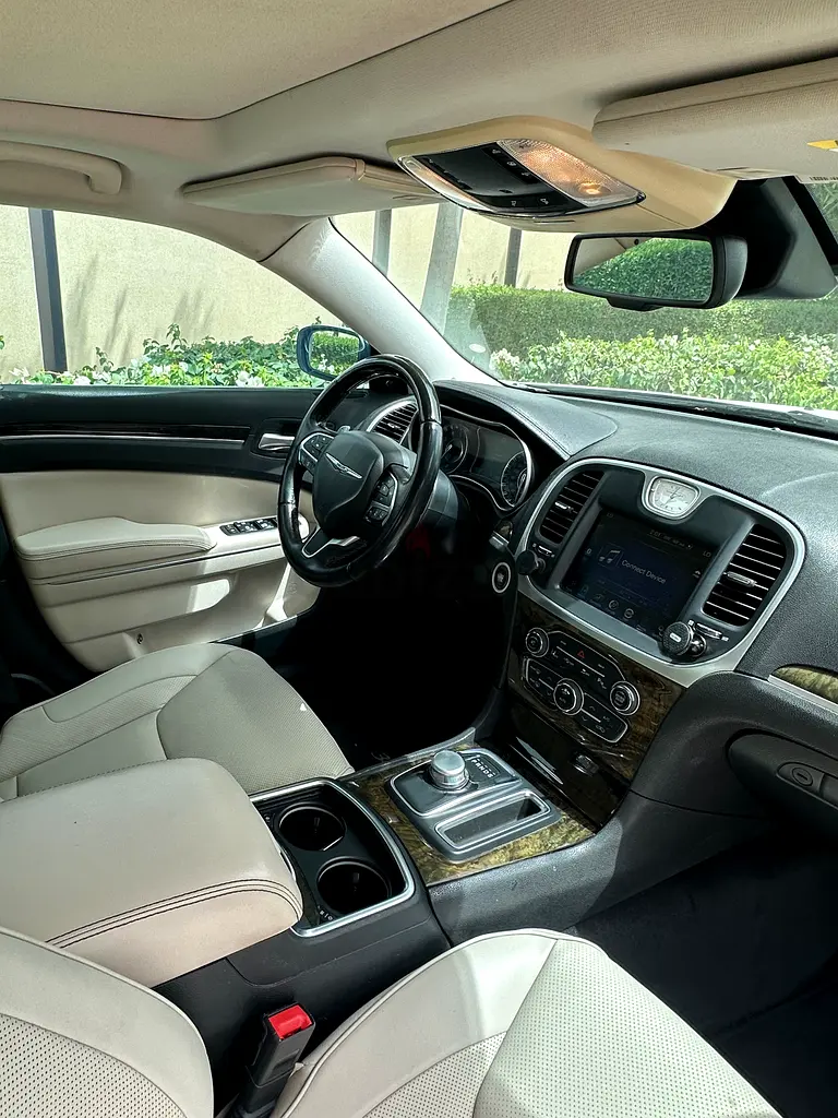 2015 Chrysler 300C 5.7L HEMI V8 engine and smooth 8-speed transmission  GCC specifications - Image 8