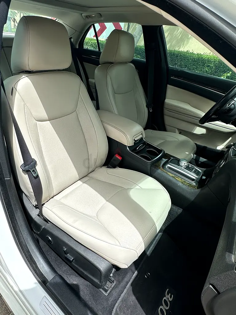 2015 Chrysler 300C 5.7L HEMI V8 engine and smooth 8-speed transmission  GCC specifications - Image 9