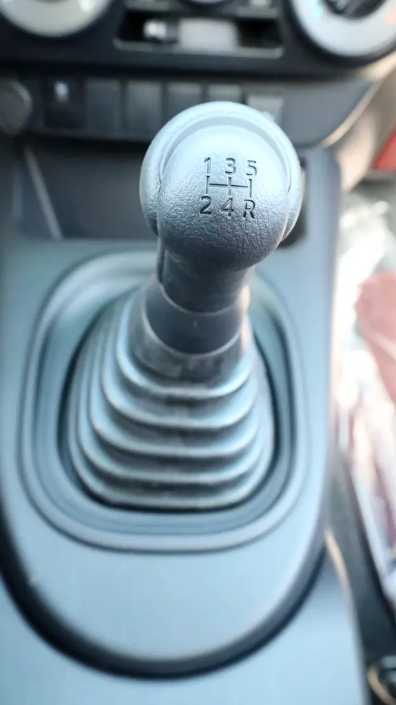 Toyota hilux SC RWD 2.7 L - Image 13