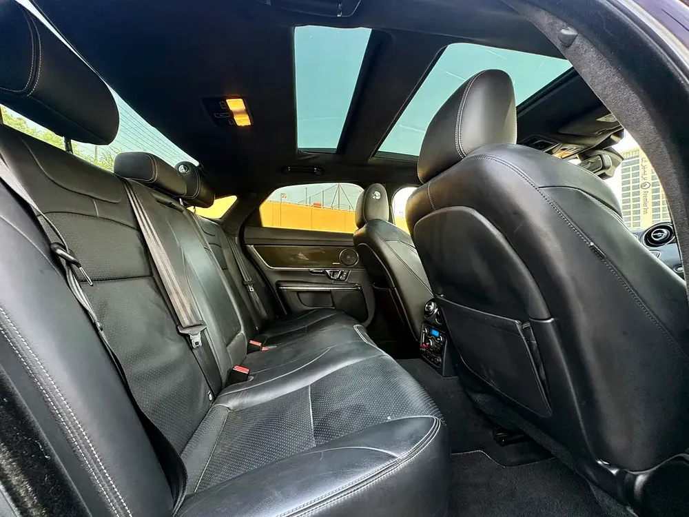 Jaguar XJ 6 Executive 2016 - GCC Specs - Pristine Condition - Image 11