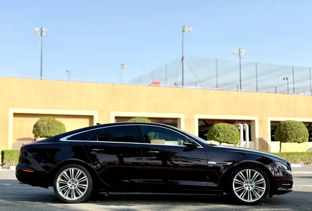 Jaguar XJ 6 Executive 2016 - GCC Specs - Pristine Condition - Image 9