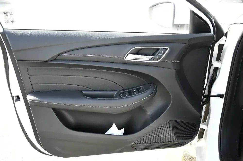 2025 MG 5 Comfort 1.5L Automatic with Sunroof ! Leather seats - Image 7