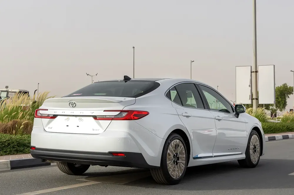 Toyota Camry LE 2.5 L | Hybrid | White | Panoramic Sunroof | Electric Chair | 2026 GCC Specs - Image 4