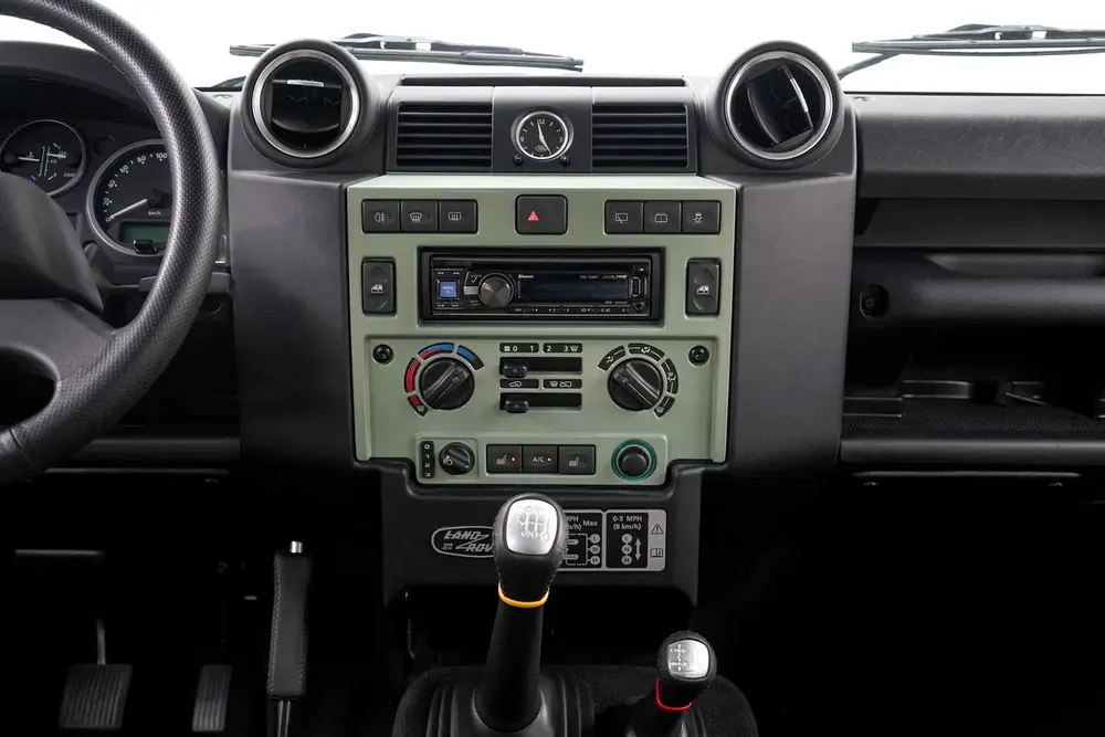 2016 LANDROVER DEFENDER 110 CLASSIC / 7 SEATER - Image 11