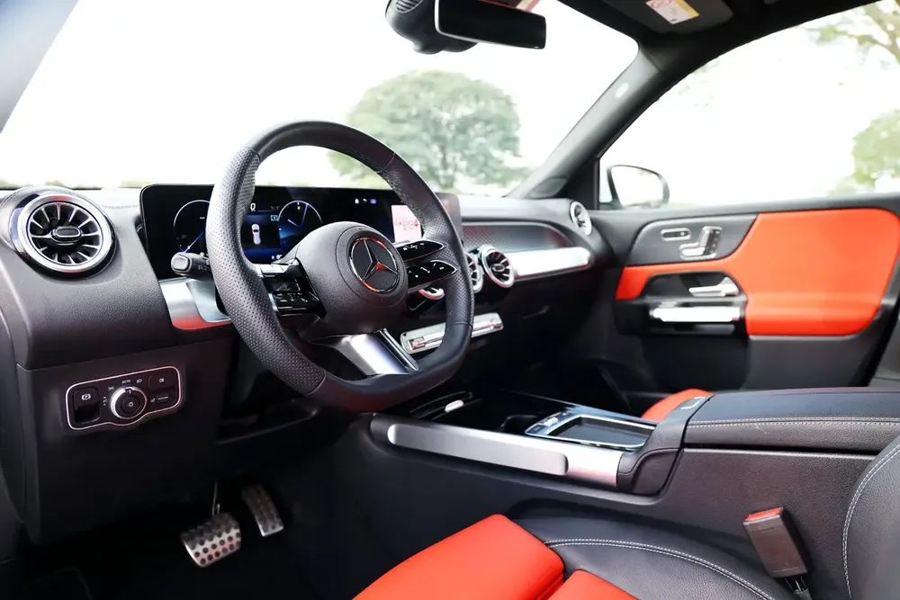 MERCEDES BENZ GLB 250 4MATIC 2025 GCC 10,700 KM - Image 11