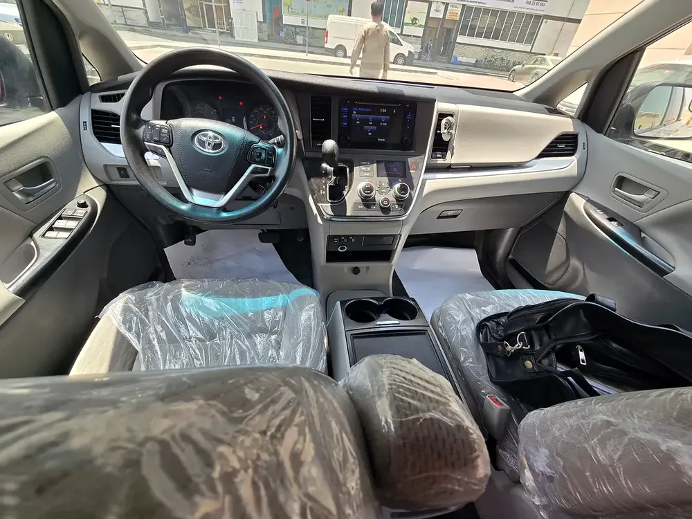 2017 Toyota Sienna LE | Well Maintained | American Specs - Image 9