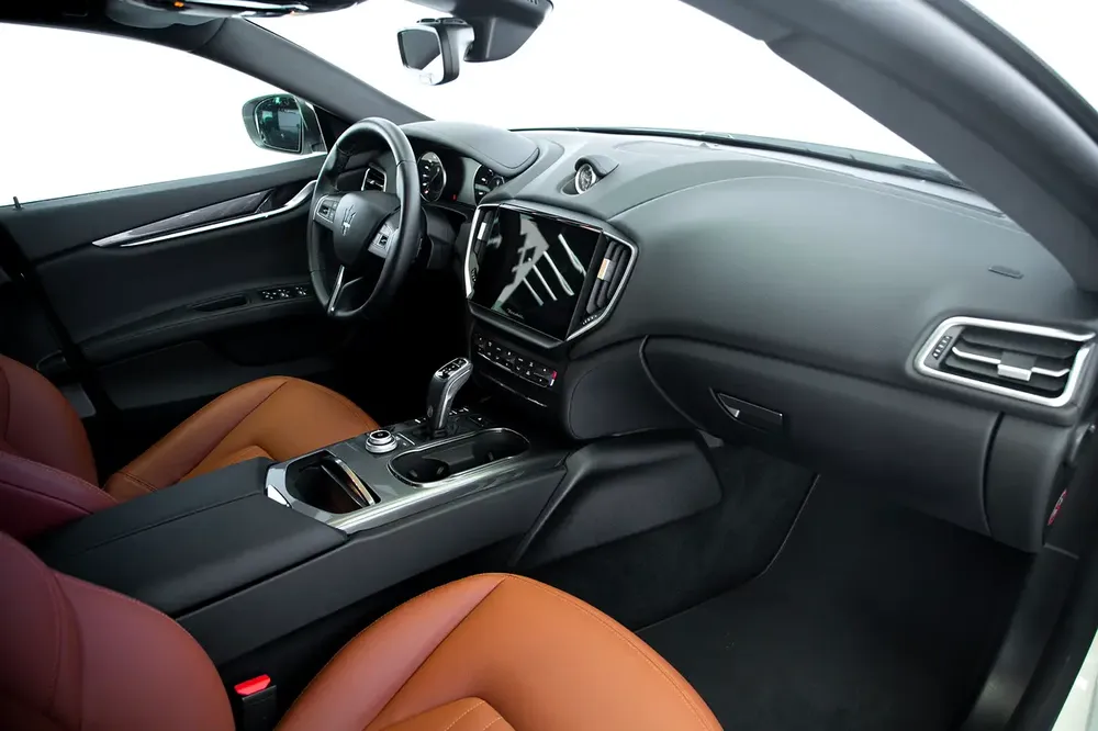 WARRANTY AVAILABLE | SUNROOF | GHIBLI | WHITE/TAN - Image 13