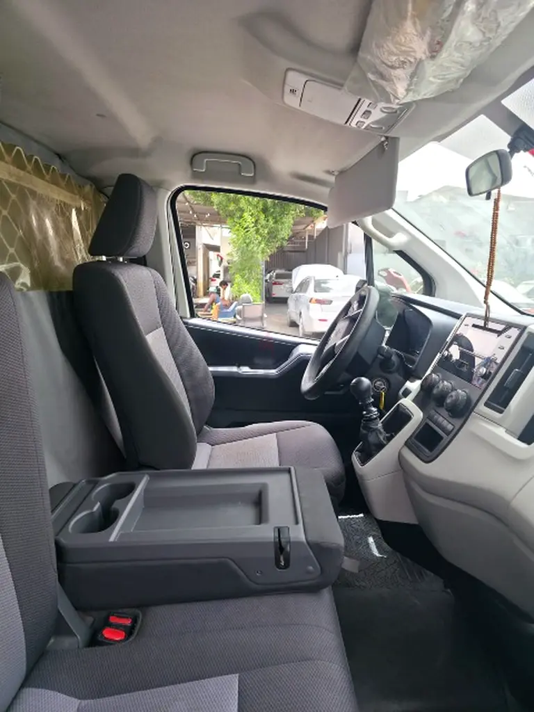 Toyota Hiace 3 str Cargo Van new shape V6 low mileage for sale - Image 4