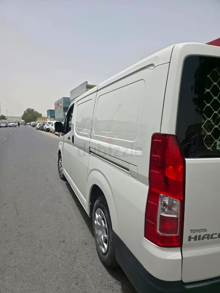 Toyota Hiace 3 str Cargo Van new shape V6 low mileage for sale - Image 5