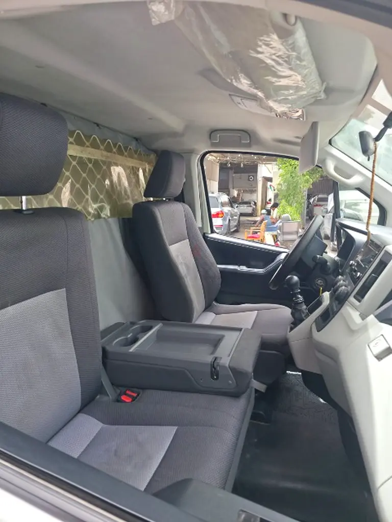 Toyota Hiace 3 str Cargo Van new shape V6 low mileage for sale - Image 6