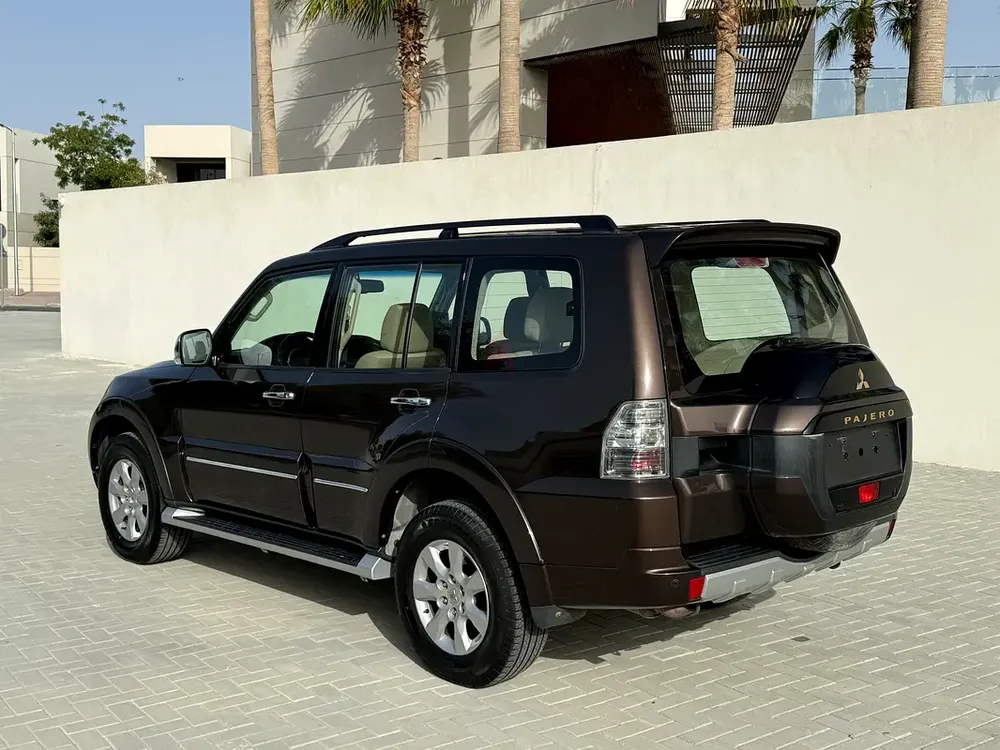Mitsubishi Pajero GLS 2020 GCC Specs - expat owner fully inspected and maintained - Image 4
