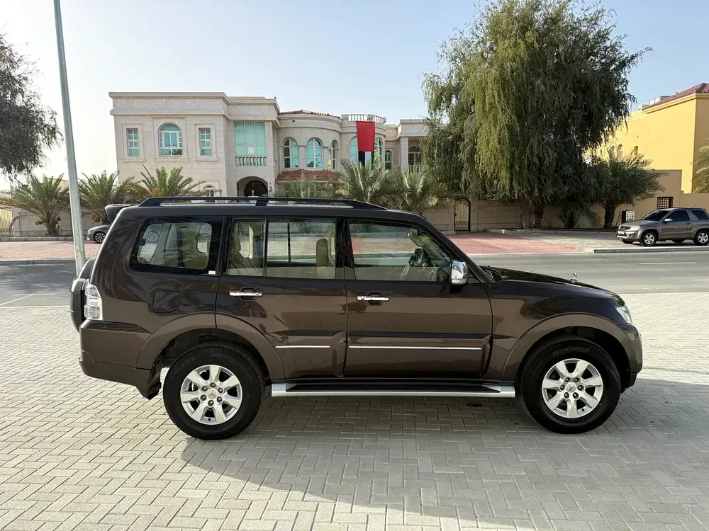 Mitsubishi Pajero GLS 2020 GCC Specs - expat owner fully inspected and maintained - Image 6