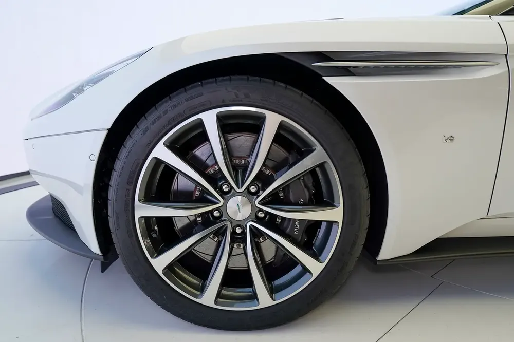 DB11 V12 | TWO TONE INTERIOR | PEARL WHITE | WARRANTY AVAILABLE - Image 6