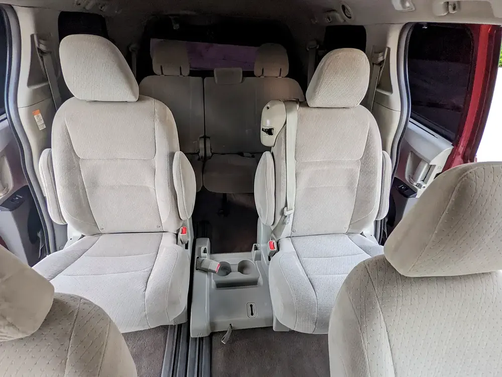 Toyota Sienna 2015 Mid Option With Navigation In Perfect Condition 7 Seater Flawless Family Van - Image 11