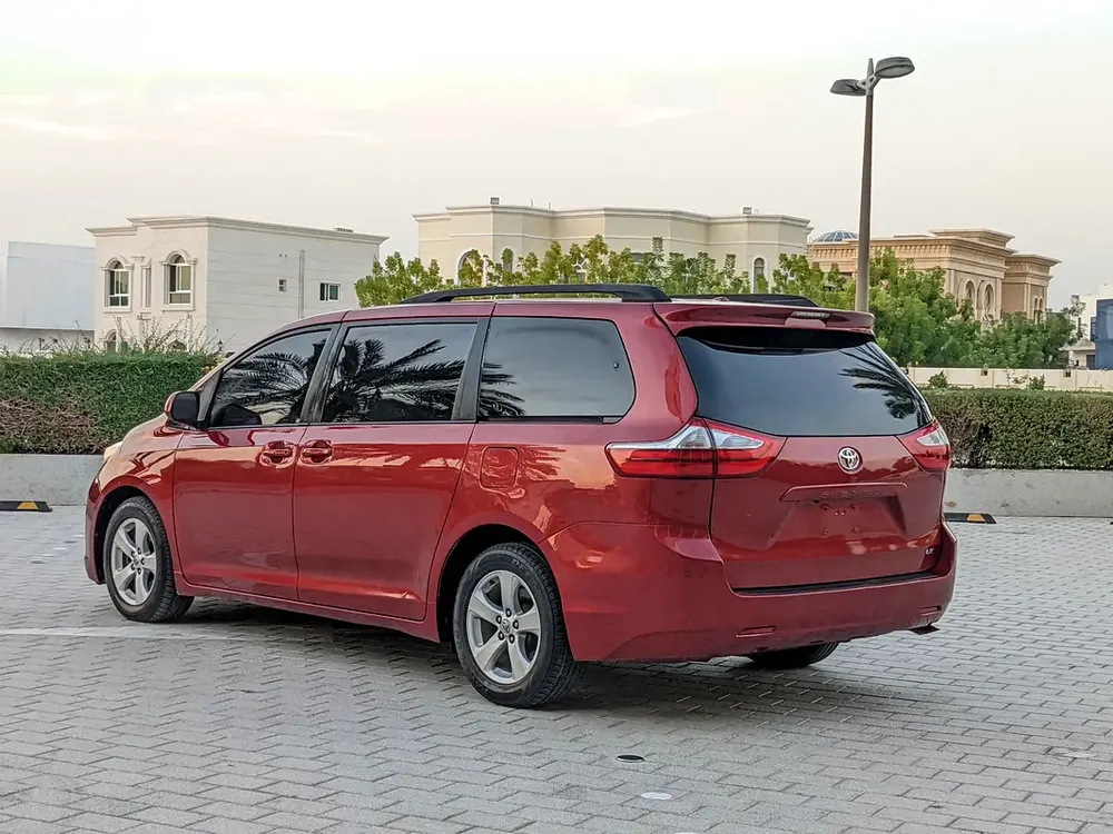 Toyota Sienna 2015 Mid Option With Navigation In Perfect Condition 7 Seater Flawless Family Van - Image 13