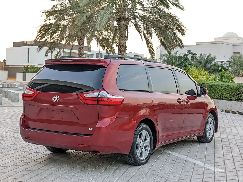 Toyota Sienna 2015 Mid Option With Navigation In Perfect Condition 7 Seater Flawless Family Van - Image 14