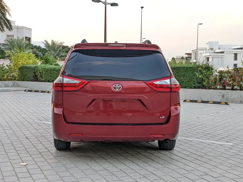 Toyota Sienna 2015 Mid Option With Navigation In Perfect Condition 7 Seater Flawless Family Van - Image 15