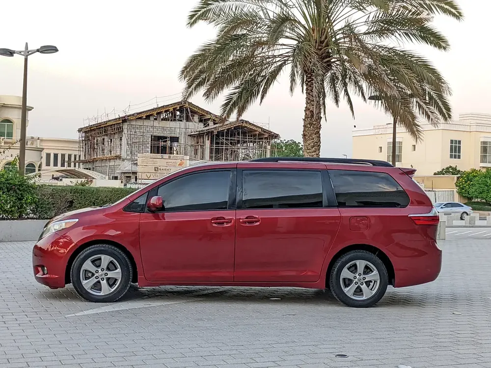 Toyota Sienna 2015 Mid Option With Navigation In Perfect Condition 7 Seater Flawless Family Van - Image 16