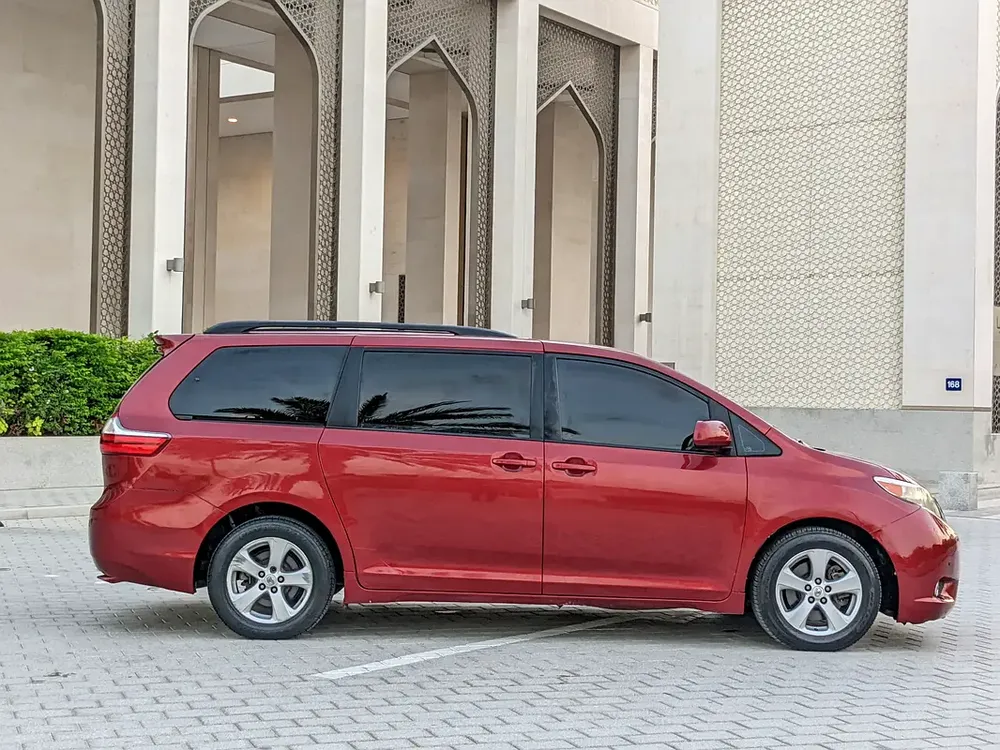 Toyota Sienna 2015 Mid Option With Navigation In Perfect Condition 7 Seater Flawless Family Van - Image 17