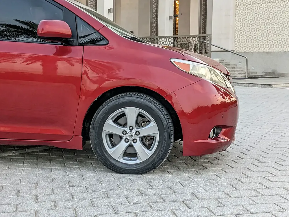 Toyota Sienna 2015 Mid Option With Navigation In Perfect Condition 7 Seater Flawless Family Van - Image 18