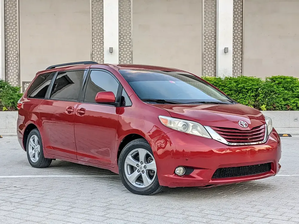 Toyota Sienna 2015 Mid Option With Navigation In Perfect Condition 7 Seater Flawless Family Van - Image 4