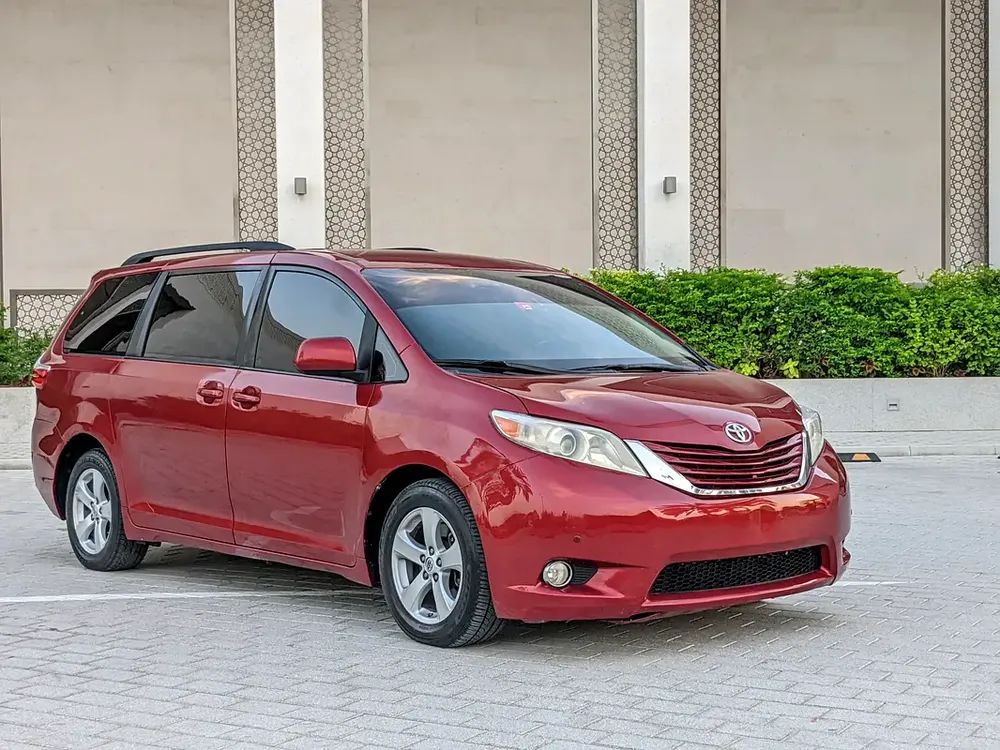 Toyota Sienna 2015 Mid Option With Navigation In Perfect Condition 7 Seater Flawless Family Van - Image 5