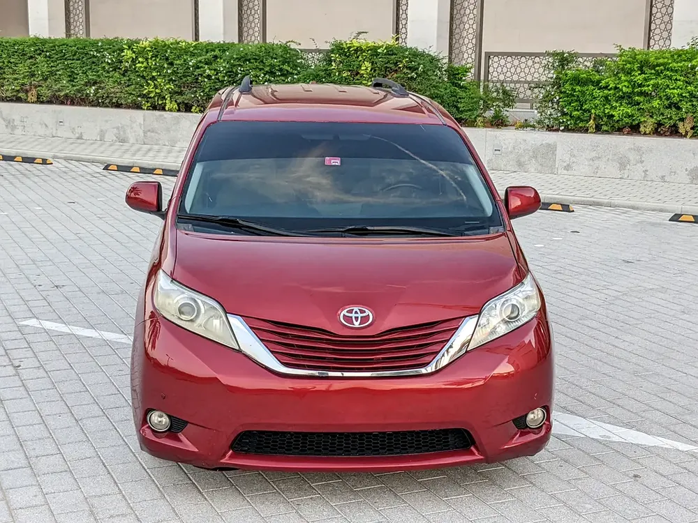 Toyota Sienna 2015 Mid Option With Navigation In Perfect Condition 7 Seater Flawless Family Van - Image 6
